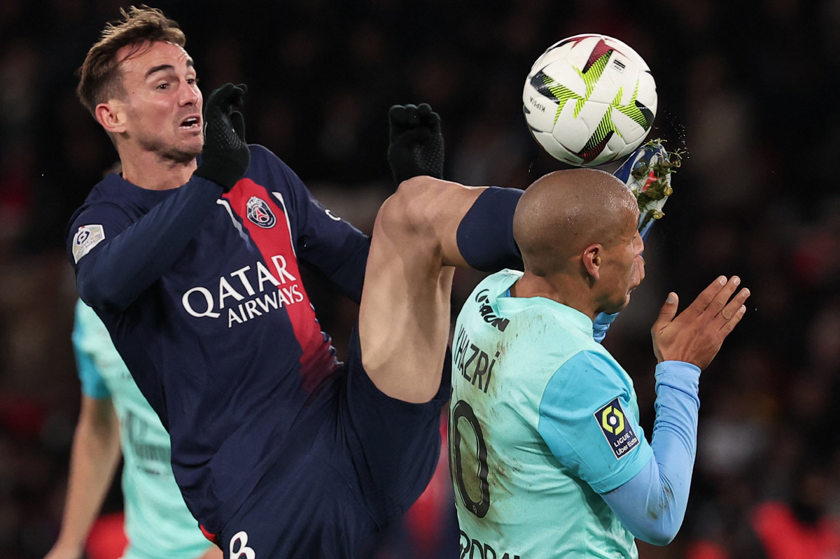 PSG '언성 히어로' 이강인, 음바페 동생에게 주전 자리 위협?..."…