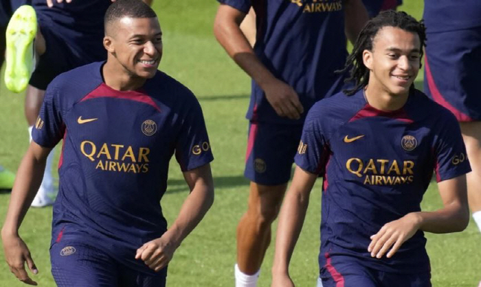 PSG '언성 히어로' 이강인, 음바페 동생에게 주전 자리 위협?..."…