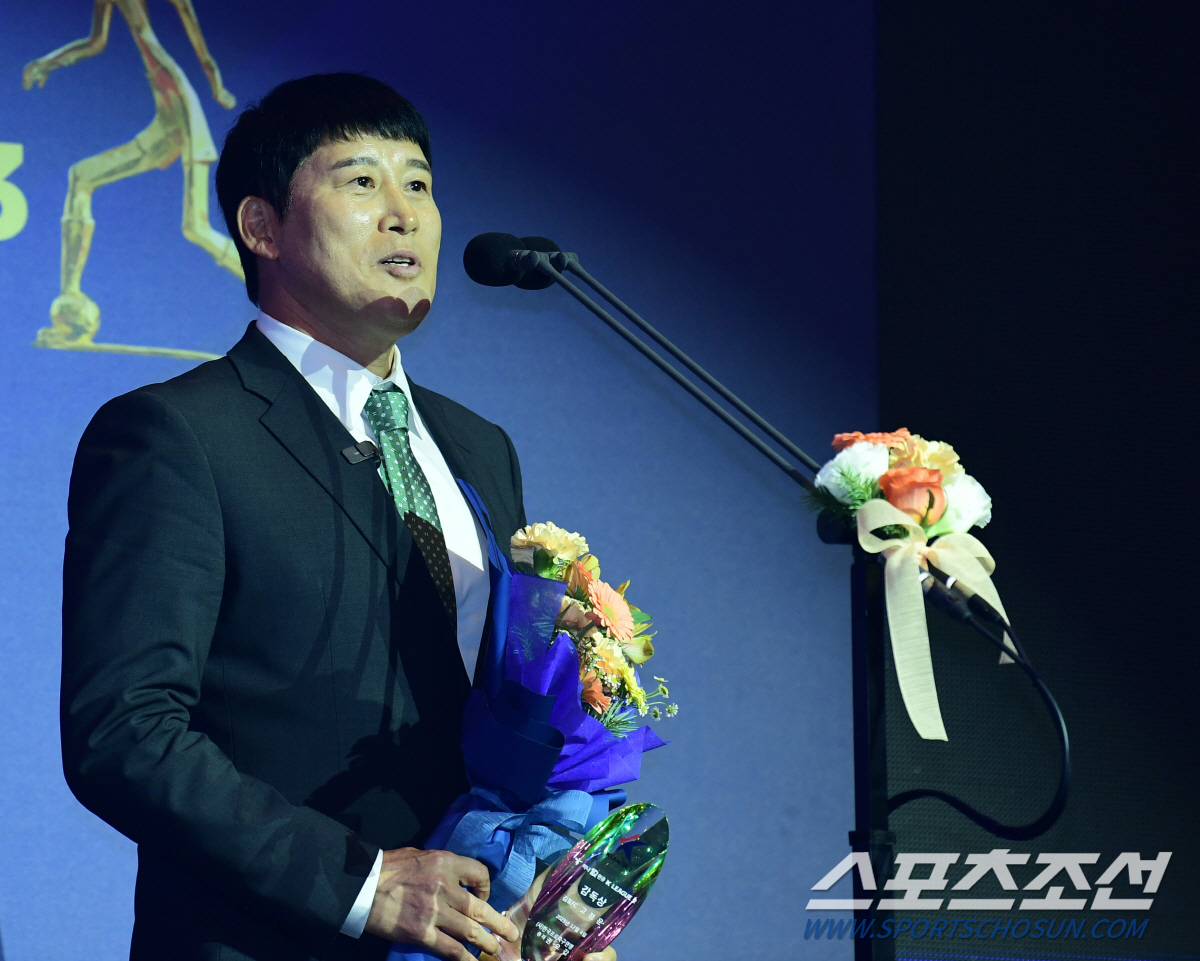 [K리그 대상]김포 돌풍 이끈 '적토마' 고정운, K리그2 최고의 감독으…