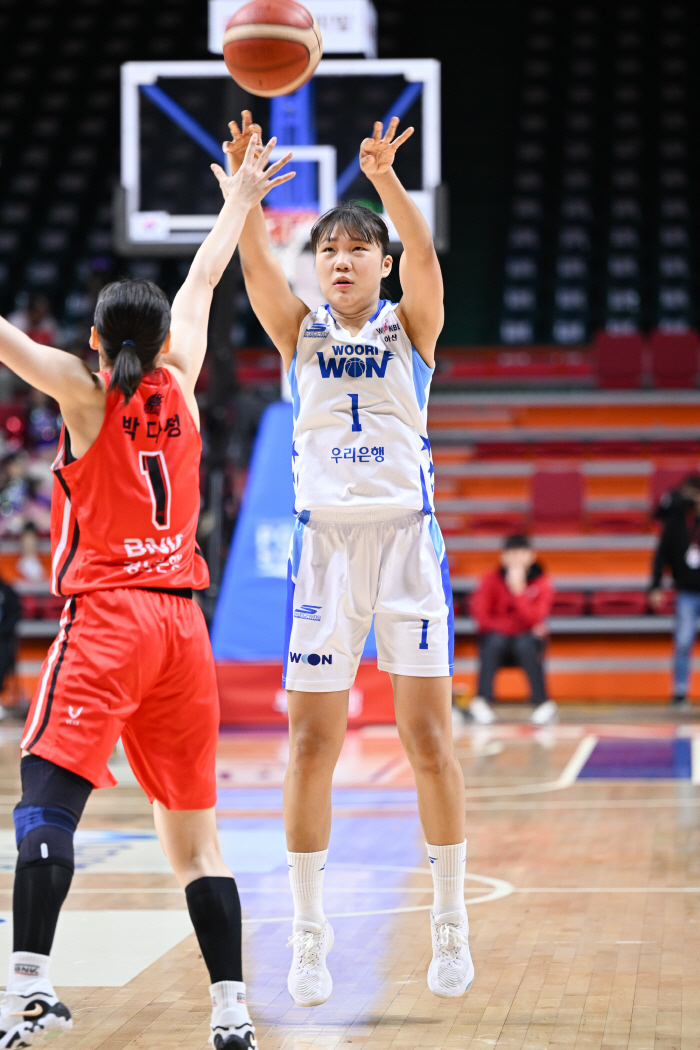 우리은행, 박지현-최이샘 쌍포로 BNK 꺾고 단독 1위 복귀