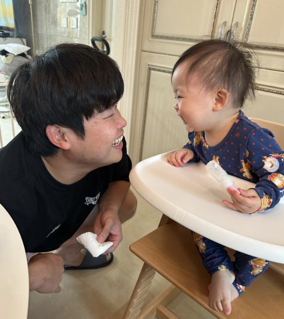 김영희 "나날이 늘어가는 딸의 애교"..'♥10살 연하 남편' 사르르 녹…