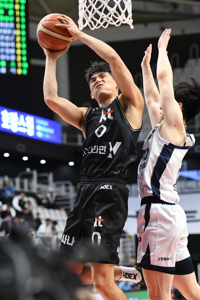 [현장분석] 작정현 위에 허 훈! 68점 폭발 KT '빅3'. 오누아쿠-…