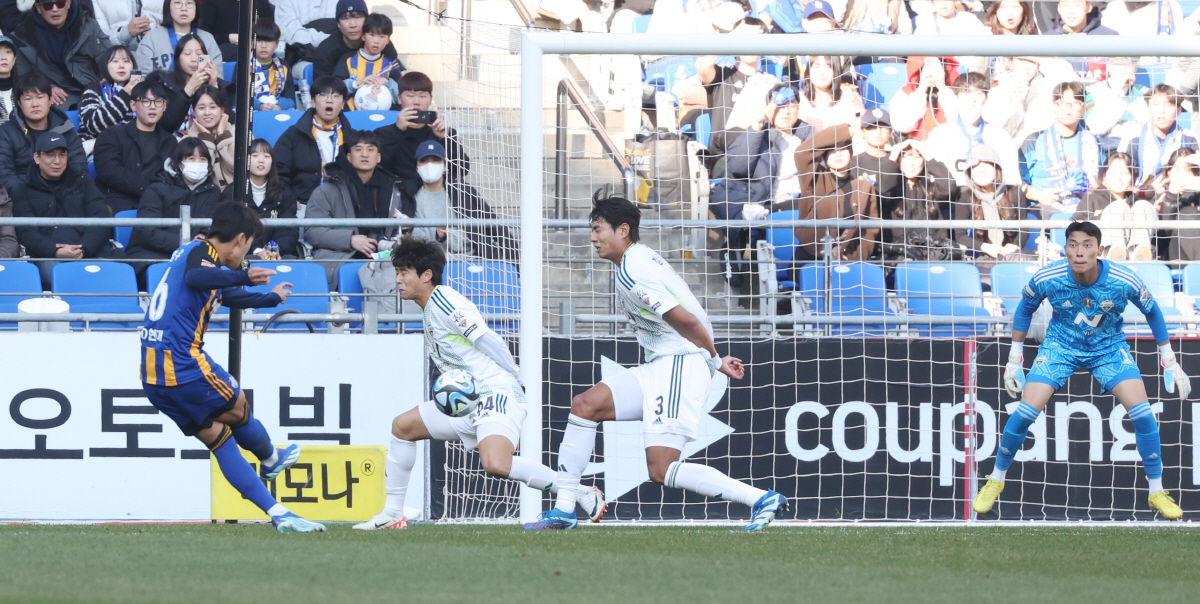 전북 '캡틴' 홍정호는 왜 '스승' 홍명보, '단짝' 김영권을 뽑지 않았…