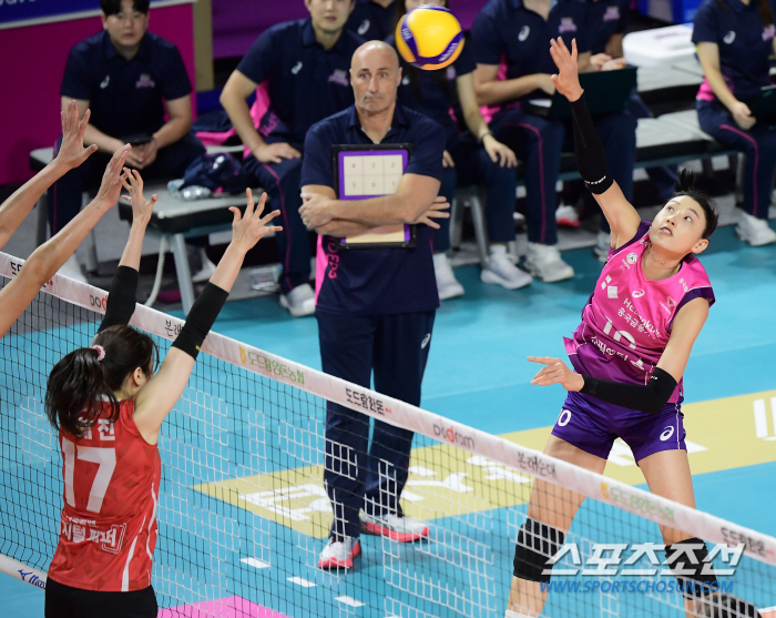 개인통산 7번째 MVP, '18년 차' 굳건한 배구 황제…"한 턱 쏴야죠…
