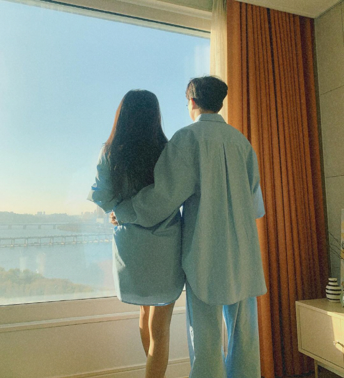 박성광♥이솔이, 커플 잠옷 입고 허리 감싸기 "연애시절로 돌아간 듯"