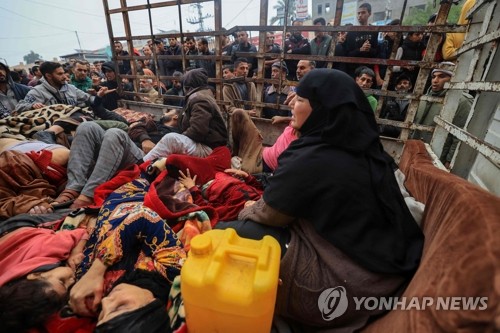 (칸유니스 AFP=연합뉴스) 이스라엘과 팔레스타인 무장 정파 하마스 간 교전이 계속되는 가운데 5일(현지시간) 이스라엘의 폭격으로 다친 팔레스타인인들이 가자지구 남부 칸 유니스에 있는 나세르 병원으로 이송되고 있다. 이스라엘이 공세를 펼치고 있는 칸 유니스 등 가자지구 남부에는 현재 가자지구 전체 인구의 약 70%가 몰려 있는 것으로 알려졌다. 2023.12.05 besthope@yna.co.kr