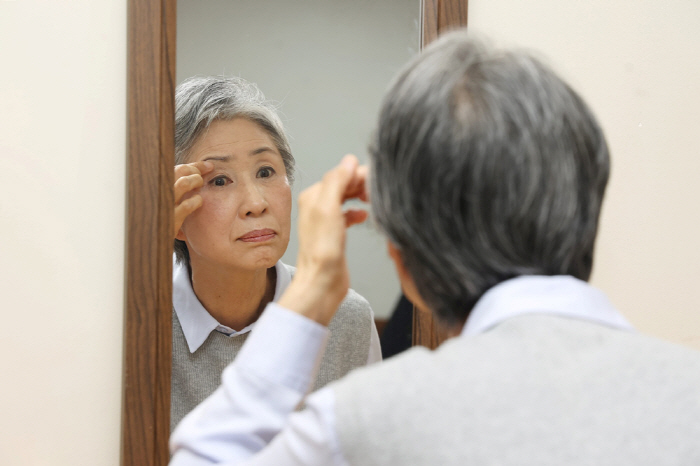 중년 눈꺼풀 성형, 기능개선에 심미적 부분까지 고려해야