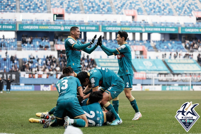 축구공은 역시 둥글었다…예측 비웃은 2023년 K리그, 직접 만들어본 '…