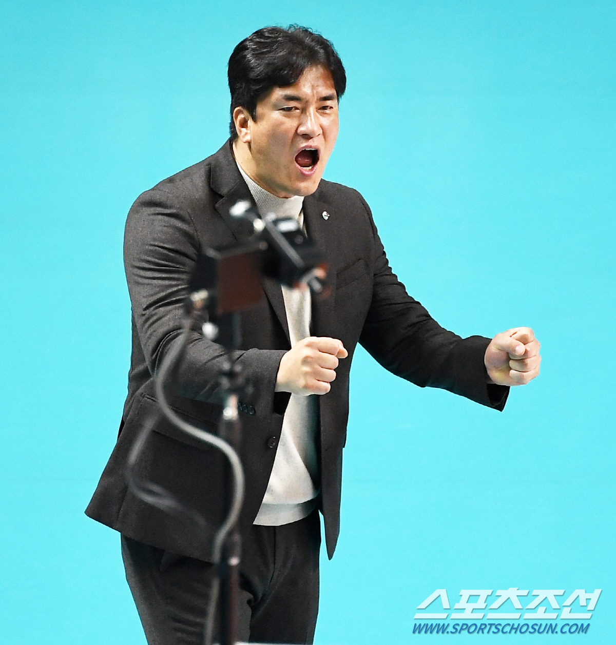 "나도, 선수들도 반성해야한다" '6G 연속 원정' 봄배구 승부처 직면한…