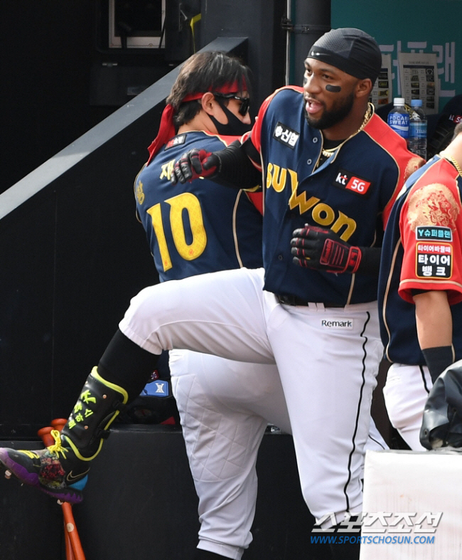 '우승 도전' KT, 왜 일본에서 실패한 '전 MVP'와 다시 손 잡기로…