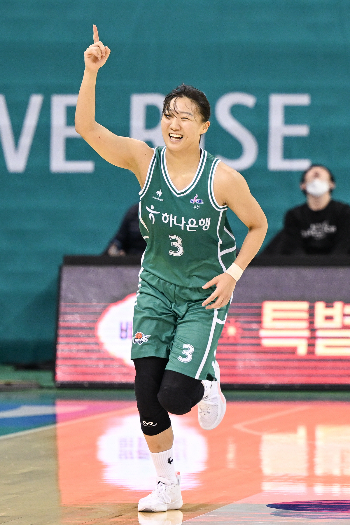 하나원큐, 12개의 3점포 앞세워 신한은행 대파하며 2연승으로 단독 4위…