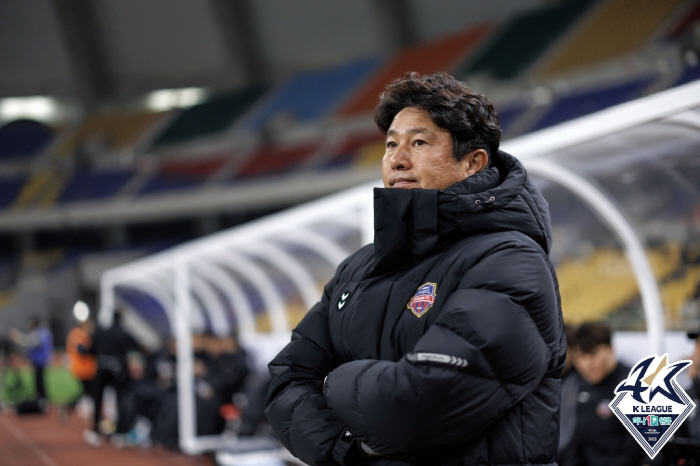 [현장인터뷰]역전패가 아쉬운 김도균 수원FC 감독, "실점 하더라도 페널…