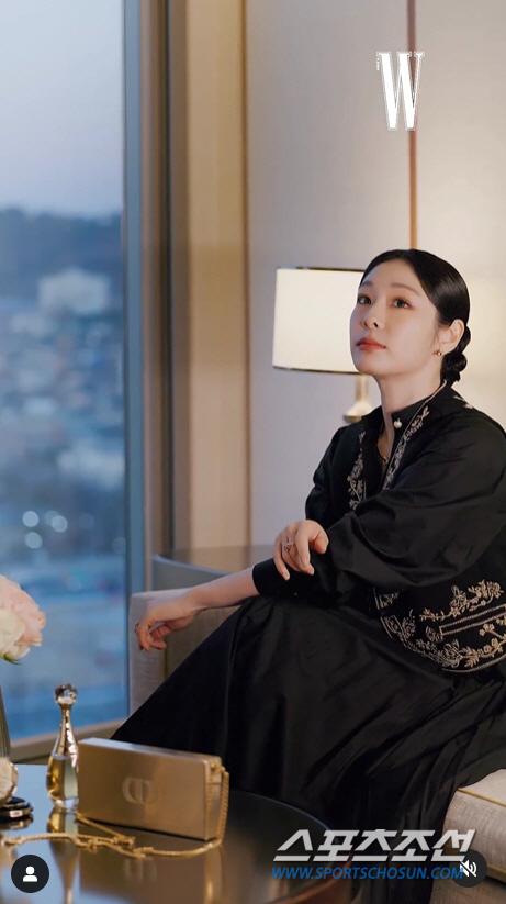 '고우림♥'김연아, '곰신'된 이후 모습 보니…블랙톤 드레스로 우아함 그…