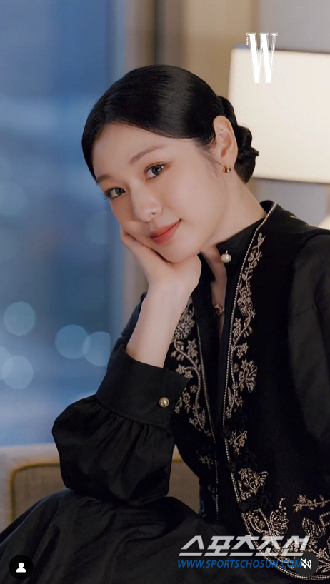 '고우림♥'김연아, '곰신'된 이후 모습 보니…블랙톤 드레스로 우아함 그…