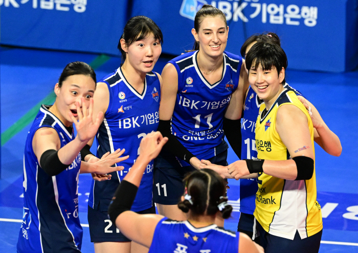 '2세트 연속 듀스 혈투→아베크롬비 42득점 맹폭' 기업은행, GS 잡고…