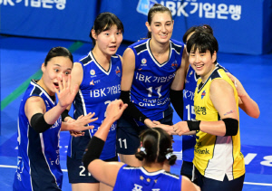 '2세트 연속 듀스 혈투→아베크롬비 42득점 맹폭' 기업은행, GS 잡고 4위 도약 [화성리뷰]
