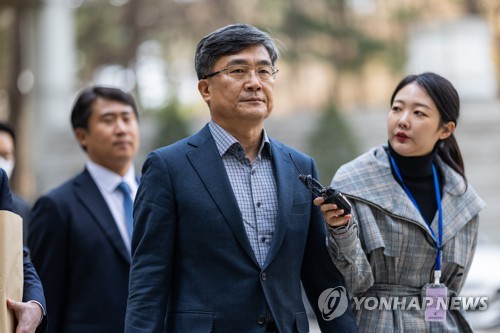 (서울=연합뉴스) 박동주 기자 = 서해 공무원 피격 사건을 은폐하려 한 혐의로 기소된 문재인 정부 안보라인 고위 인사들의 재판이 본격적으로 시작된 3월 24일 오전 서욱 전 국방부 장관이 서초구 서울중앙지법 법정으로 향하고 있다. [공동취재] pdj6635@yna.co.kr
