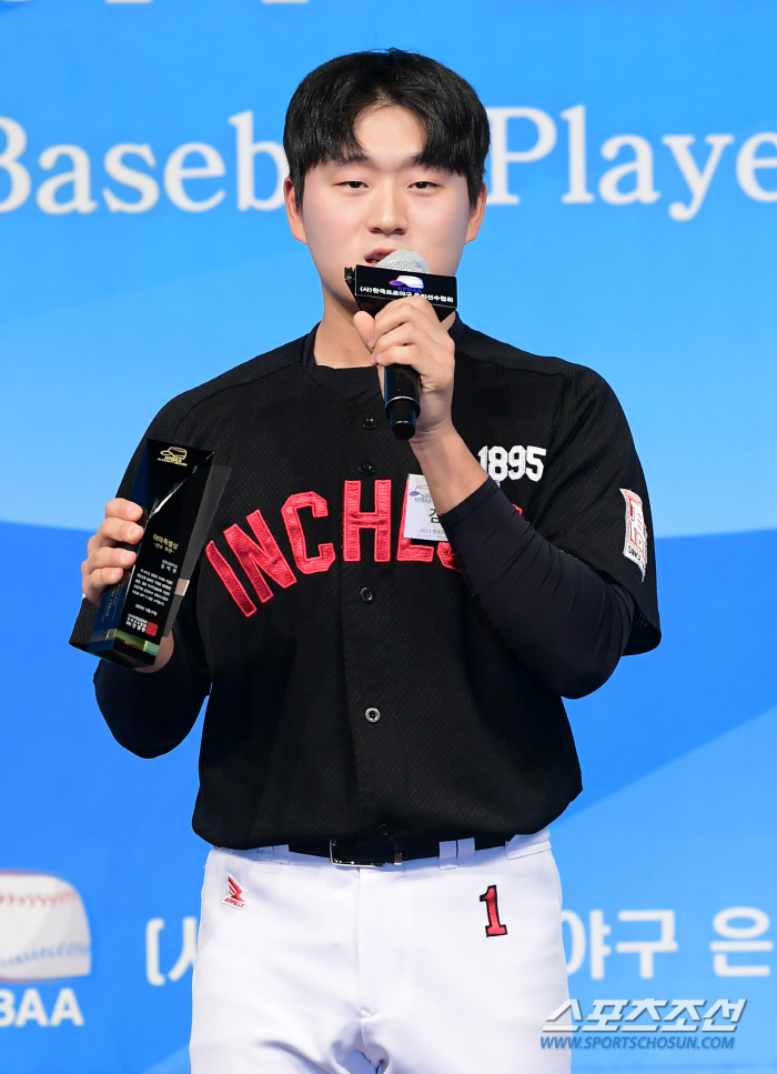 노시환 이기고 '최고의 선수상' 받은 손아섭 "상은 받으면 받을수록 더 …