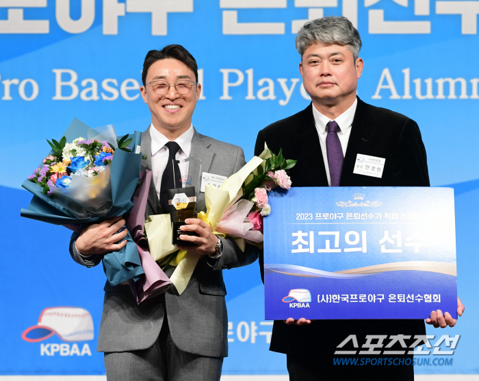 노시환 이기고 '최고의 선수상' 받은 손아섭 "상은 받으면 받을수록 더 …