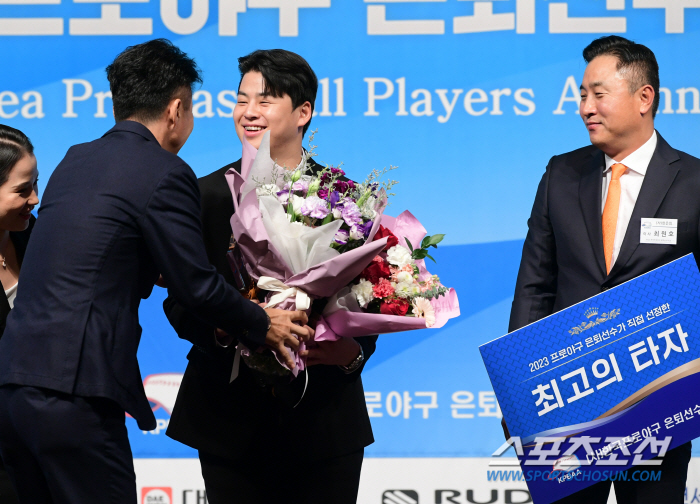 노시환 이기고 '최고의 선수상' 받은 손아섭 "상은 받으면 받을수록 더 …