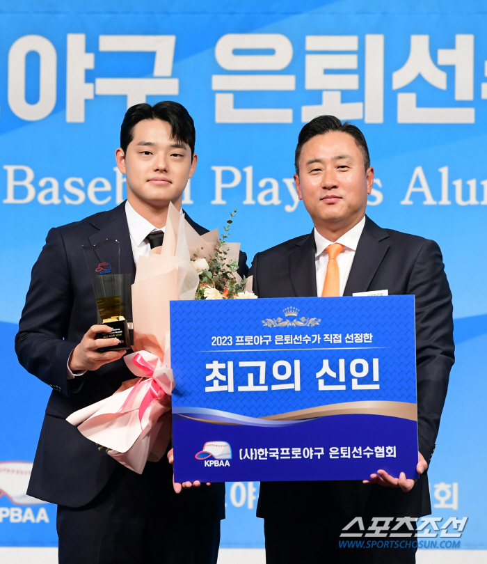 노시환 이기고 '최고의 선수상' 받은 손아섭 "상은 받으면 받을수록 더 …