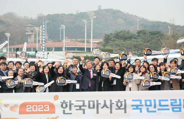 [경마]한국마사회 사회공헌재단, 국민드림마차 60대 전달