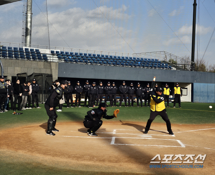땅에 쳐박힌 커브가 스트라이크라고? KBO 미래 바꿀 로봇심판, 직접 지…