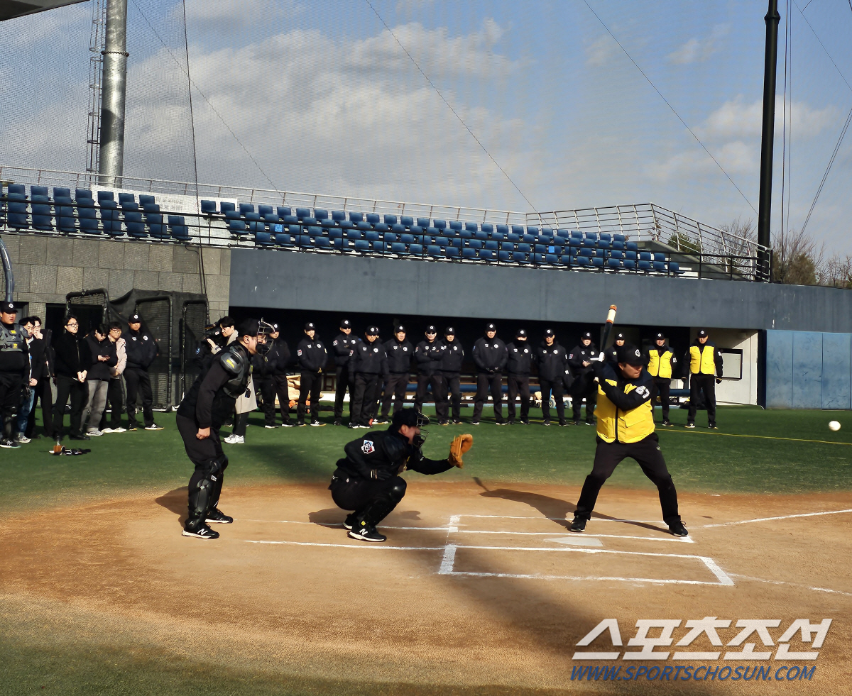 땅에 쳐박힌 커브가 스트라이크라고? KBO 미래 바꿀 로봇심판, 직접 지…