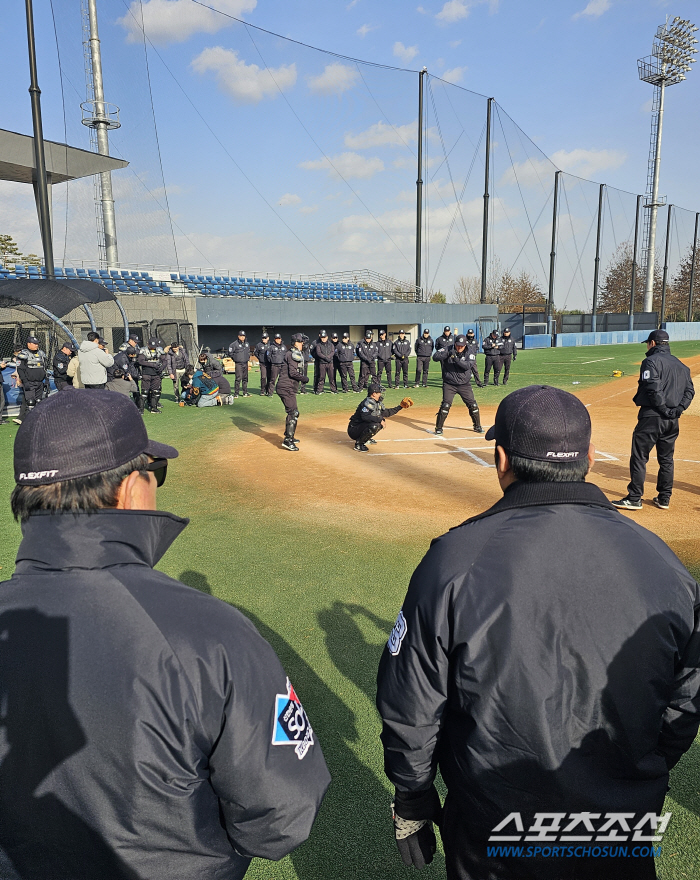 땅에 쳐박힌 커브가 스트라이크라고? KBO 미래 바꿀 로봇심판, 직접 지…