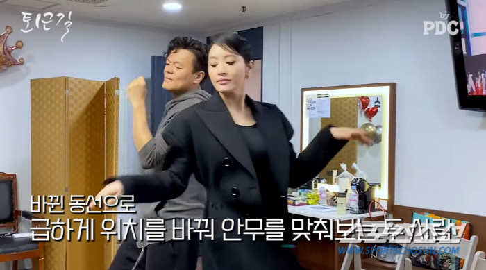 [SC이슈]"내가 완전히 다가갈까' . '청룡 댄스' 박진영&김혜수, 대…