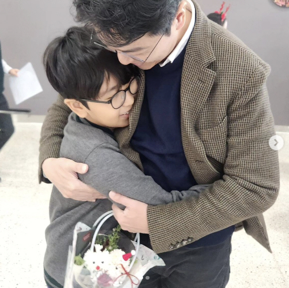 '박지윤과 이혼' 최동석, 붕어빵 아들 와락 안은 부성애 "너만 보여"