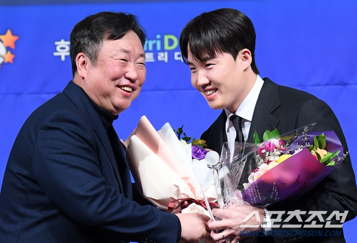'찬규야 온 김에 도장 찍고 가라' 차명석 단장 러브콜에 '집에 도장 놓…