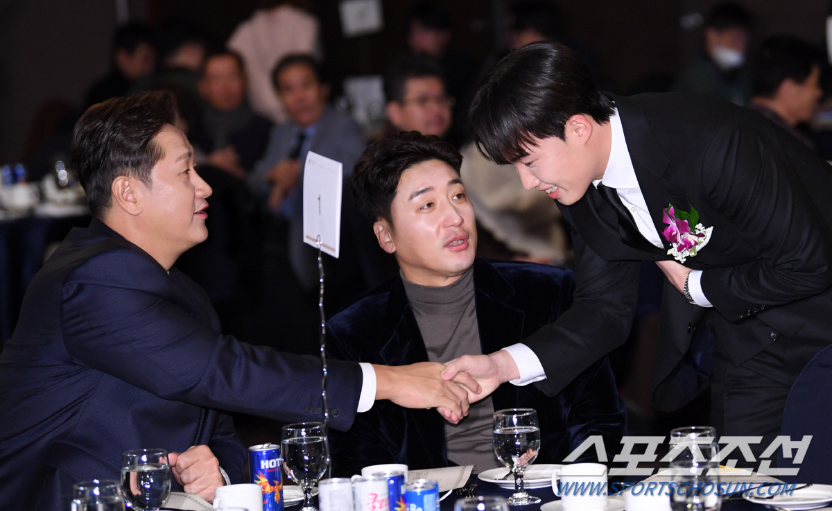 '찬규야 온 김에 도장 찍고 가라' 차명석 단장 러브콜에 '집에 도장 놓…