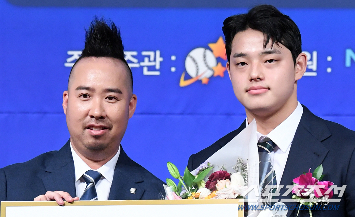 '후배 성장이 뿌듯한 선배' 160km 강속구 신인왕 문동주, '진심으로…