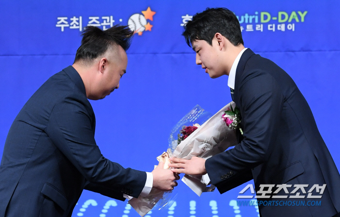'후배 성장이 뿌듯한 선배' 160km 강속구 신인왕 문동주, '진심으로…