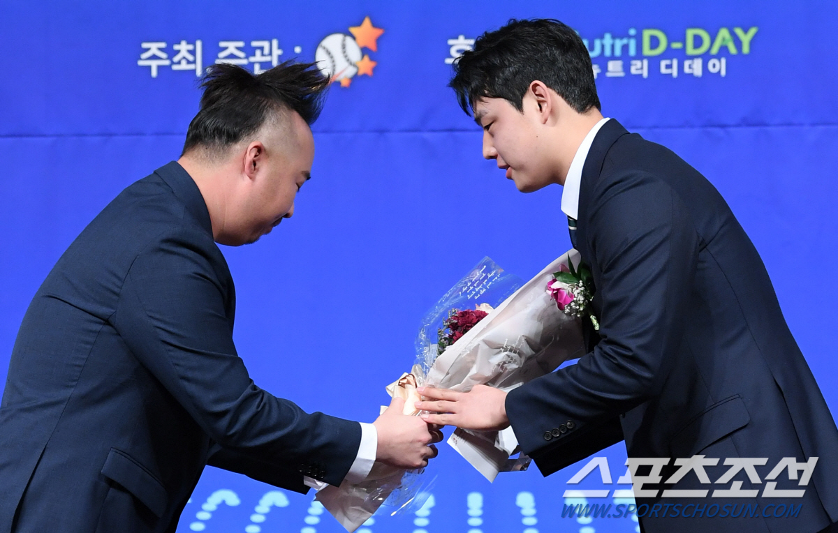 '후배 성장이 뿌듯한 선배' 160km 강속구 신인왕 문동주, '진심으로…