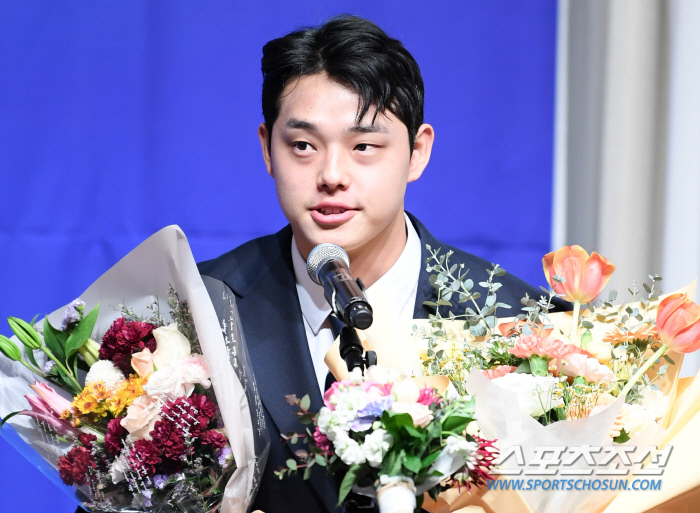 '후배 성장이 뿌듯한 선배' 160km 강속구 신인왕 문동주, '진심으로…