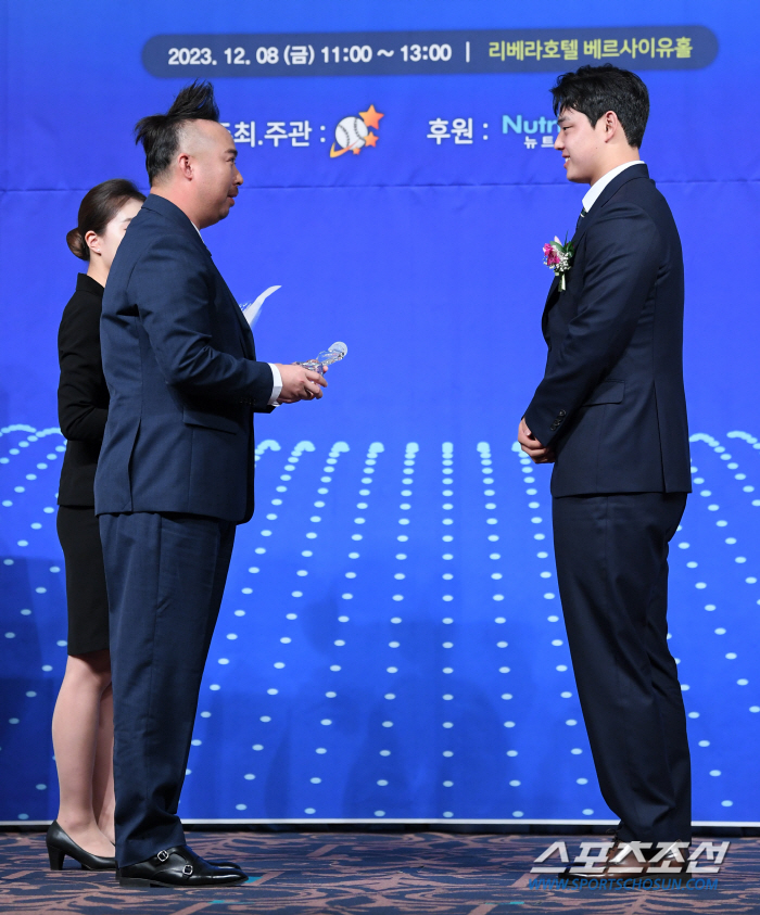 '후배 성장이 뿌듯한 선배' 160km 강속구 신인왕 문동주, '진심으로…