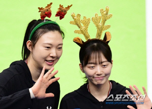 Merry Christmas '산타걸' 변신한 양효진, '배구도 열심-팬서비스도 최고'[수원현장]