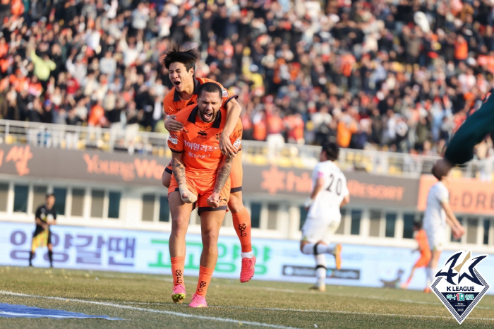 '가브리엘 멀티골' 강원, 김포 2대1 꺾고 천신만고 끝에 '잔류 골인'