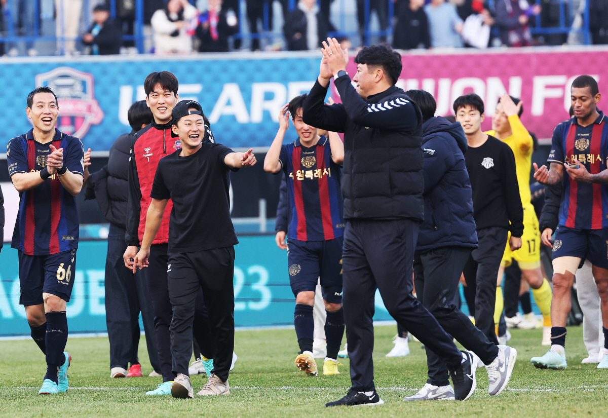 [현장인터뷰]"미안하고 고마워서" 1부 잔류 후 주저 앉아 펑펑 운 김도…