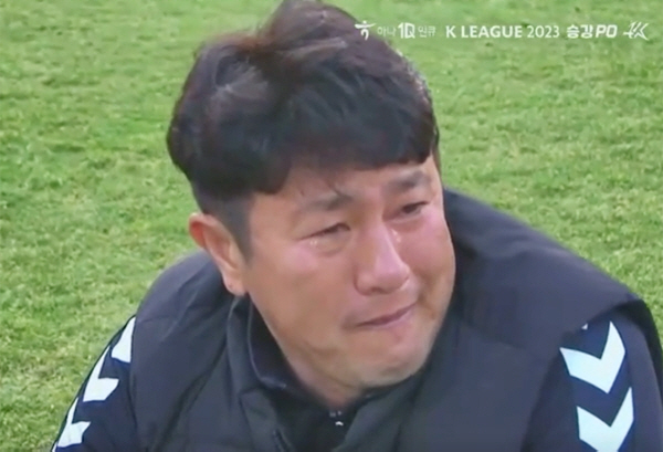 [현장인터뷰]"미안하고 고마워서" 1부 잔류 후 주저 앉아 펑펑 운 김도…