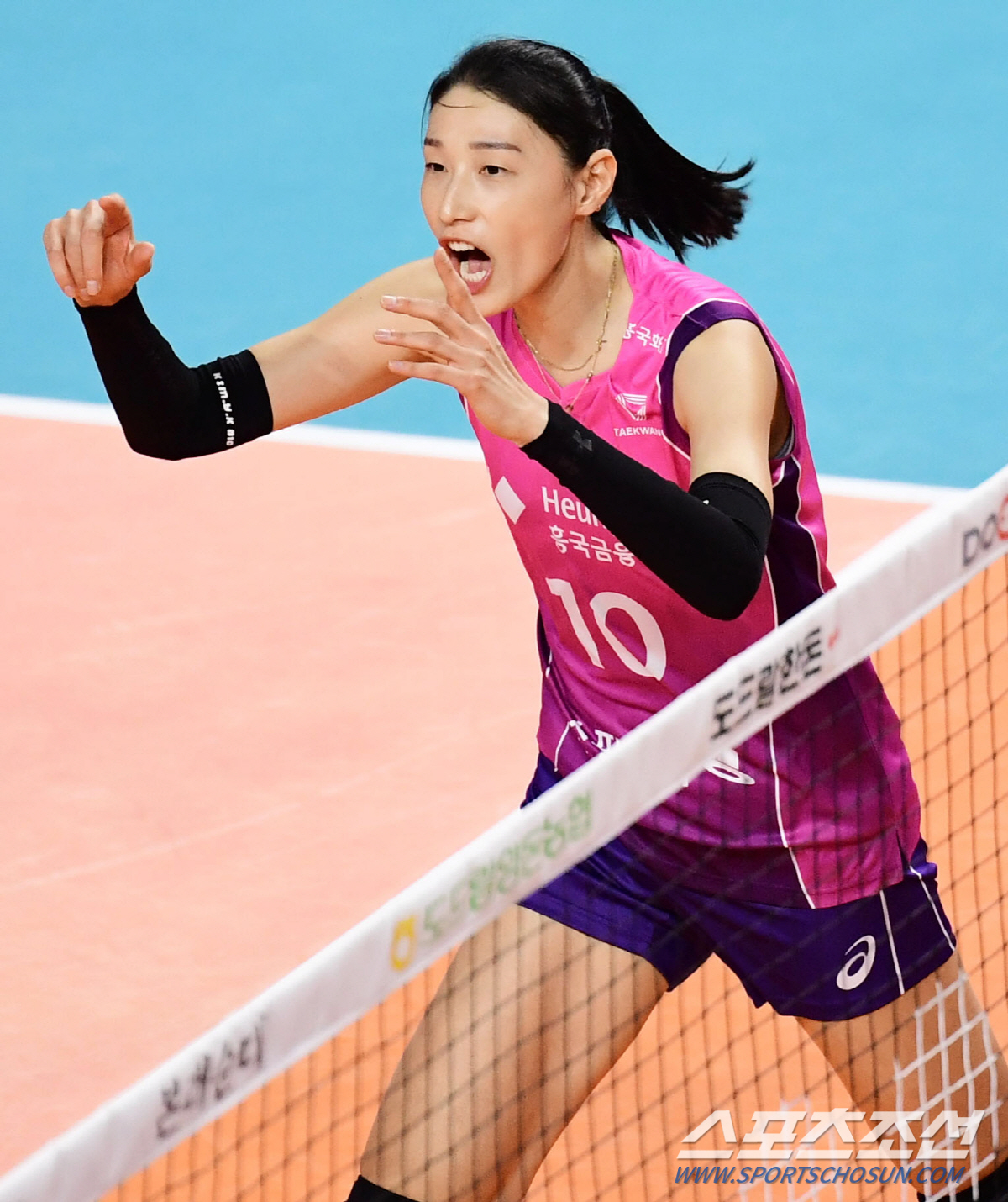 동료들을 응원하는 김연경.