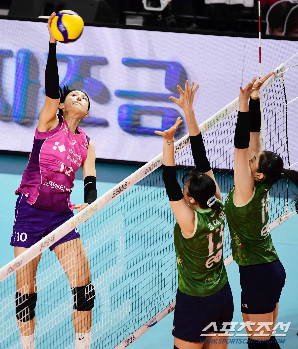 타점 높은 김연경의 강스파이크.