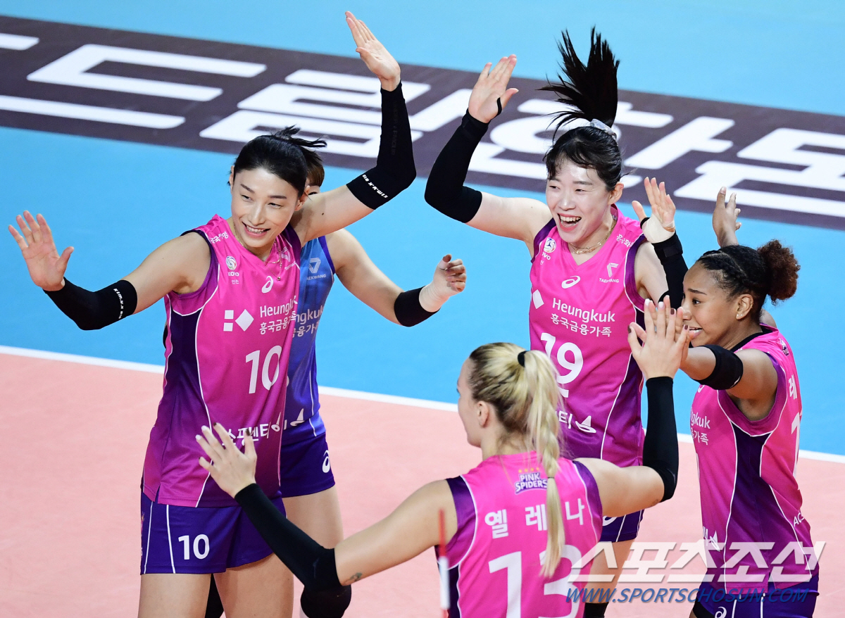 득점을 올린 후 동료들과 기쁨을 나누고 있는 김연경.