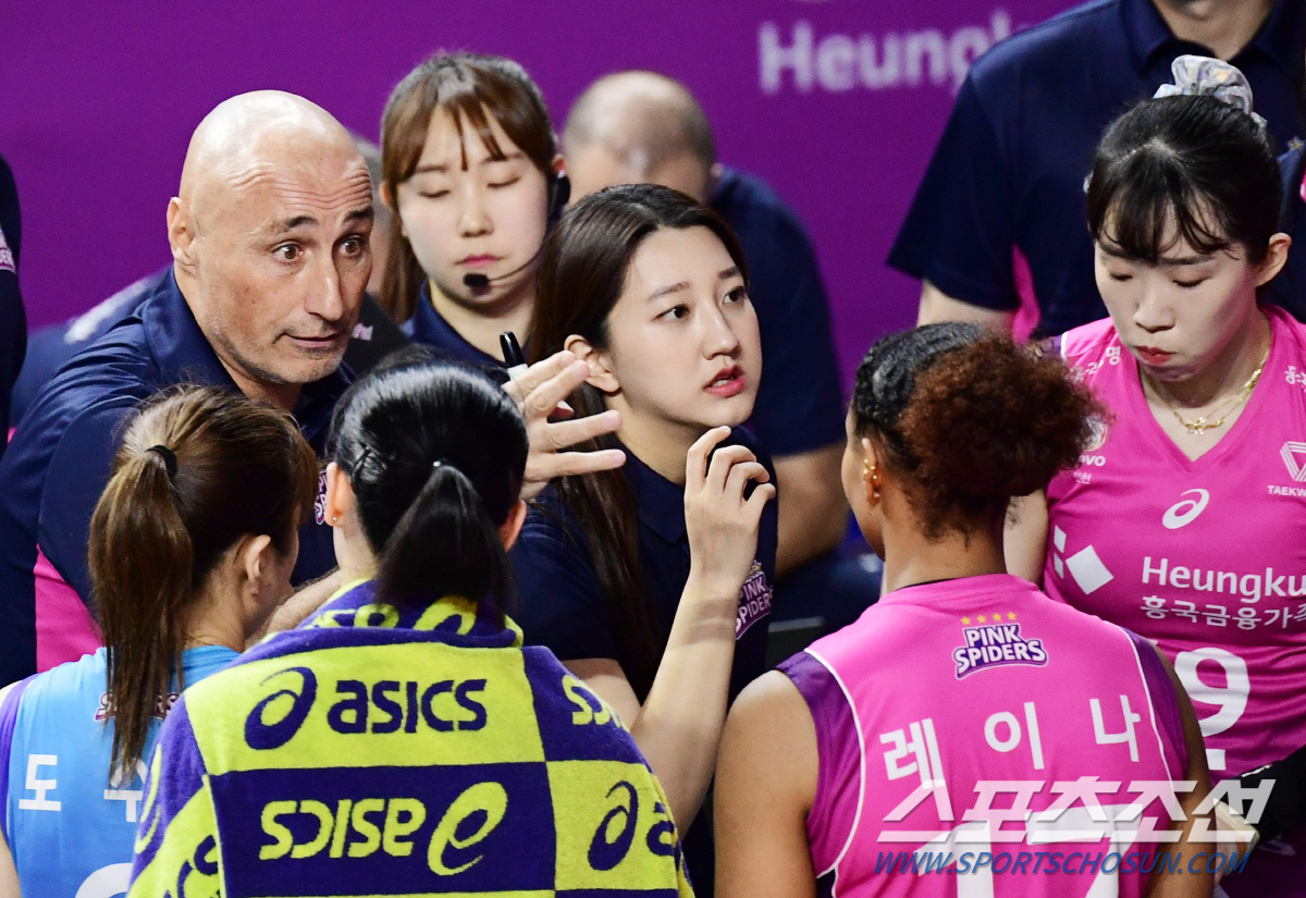 작전을 전달하는 흥국생명 아본단자 감독.