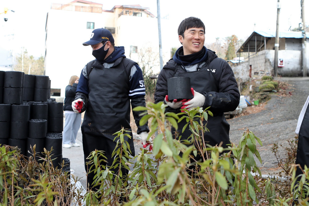 "나눔이 도움되길"…두산, 사랑의 연탄 나눔 진행