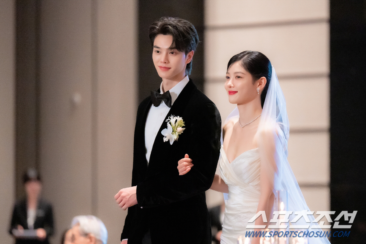 '마이 데몬' 김유정♥송강, '비주얼 폭탄' 결혼식 공개…최대치 당도