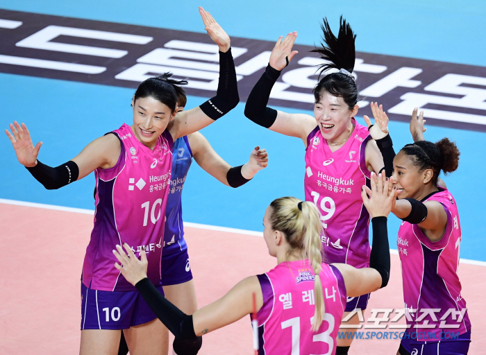 김연경이 지치니 연승이 끊겼다, 못 도망간 1위 턱밑까지 쫓긴다