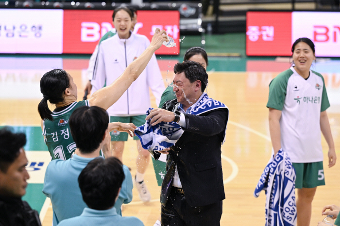 [WKBL 현장코멘트] 부임 첫 3연승 김도완 하나원큐 감독, "선수들이 나를 진정시켜줬다."